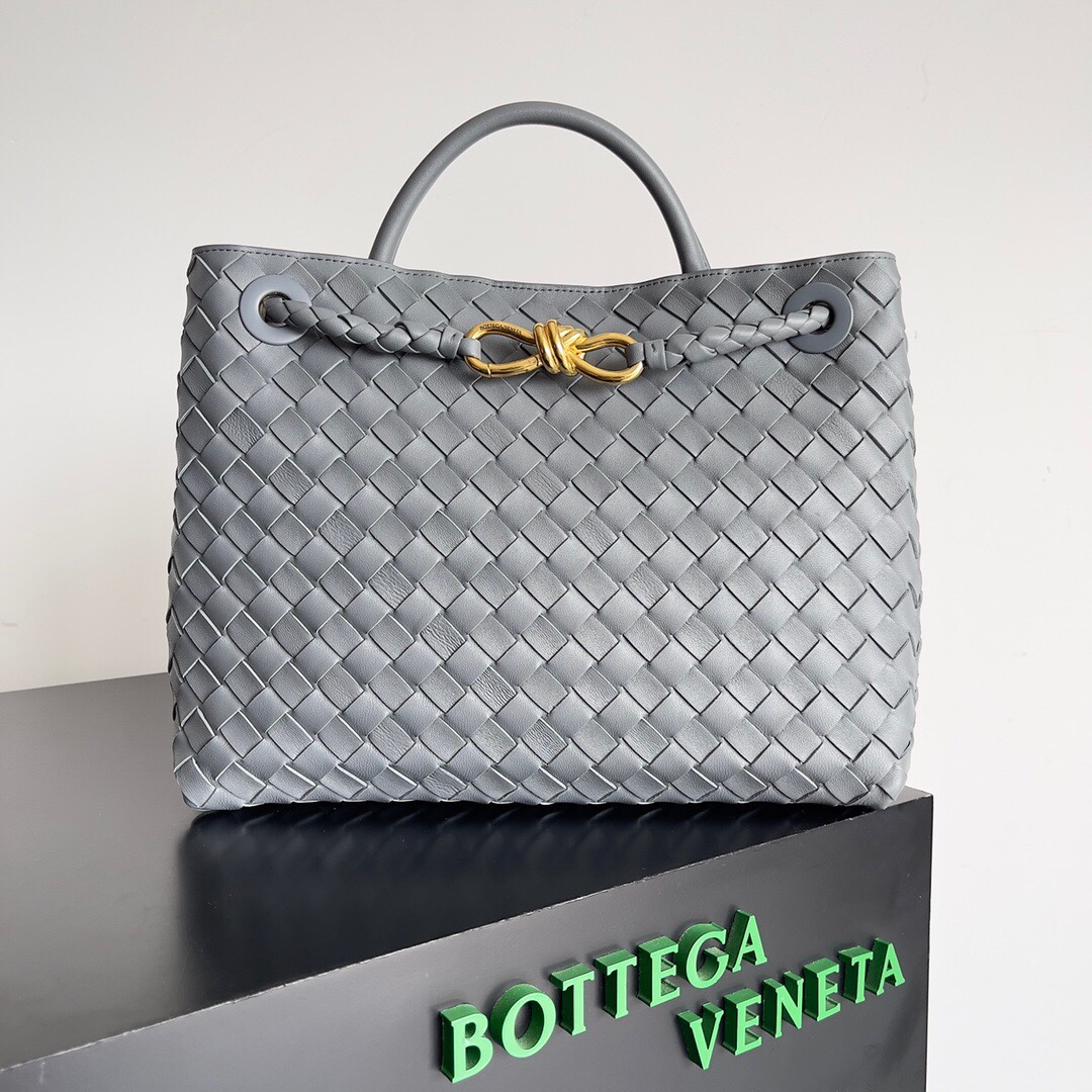 BV的新款Andiamo出货真的实火Bottega Veneta 本季推出的新款Andiamo编织手袋真的是火遍全球！！海内外明星纷纷上身，奥斯卡影后杨紫琼都带它出街，宋佳、崔雅拉、俞飞鸿、三吉彩花、Rosie Hunting-Whiteley 、吉冈里帆等等都pick过这款的包包，经典百搭很显气质，而且包包容量也很大，日常通勤非常方便！！多种背法，肩带可自己调节，原厂小羊皮手感柔软细腻，中性风格的打造，打破性别界限带来更实用、更持久的使用体验\n兼具优雅与休闲风格的Andiamo完美诠释“时尚老钱风”的本貌\n  尺寸：xx。WZ