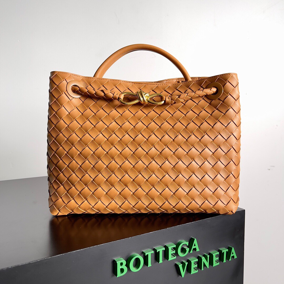 BV的新款Andiamo出货真的实火Bottega Veneta 本季推出的新款Andiamo编织手袋真的是火遍全球！！海内外明星纷纷上身，奥斯卡影后杨紫琼都带它出街，宋佳、崔雅拉、俞飞鸿、三吉彩花、Rosie Hunting-Whiteley 、吉冈里帆等等都pick过这款的包包，经典百搭很显气质，而且包包容量也很大，日常通勤非常方便！！多种背法，肩带可自己调节，原厂小羊皮手感柔软细腻，中性风格的打造，打破性别界限带来更实用、更持久的使用体验\n兼具优雅与休闲风格的Andiamo完美诠释“时尚老钱风”的本貌\n  尺寸：xx。WZ