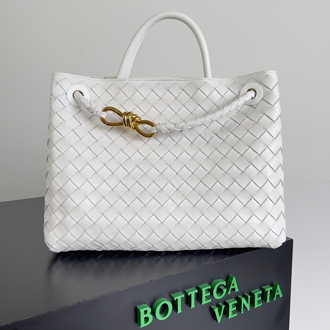 BV的新款Andiamo出货真的实火Bottega Veneta 本季推出的新款Andiamo编织手袋真的是火遍全球！！海内外明星纷纷上身，奥斯卡影后杨紫琼都带它出街，宋佳、崔雅拉、俞飞鸿、三吉彩花、Rosie Hunting-Whiteley 、吉冈里帆等等都pick过这款的包包，经典百搭很显气质，而且包包容量也很大，日常通勤非常方便！！多种背法，肩带可自己调节，原厂小羊皮手感柔软细腻，中性风格的打造，打破性别界限带来更实用、更持久的使用体验\n兼具优雅与休闲风格的Andiamo完美诠释“时尚老钱风”的本貌\n  尺寸：xx。WZ