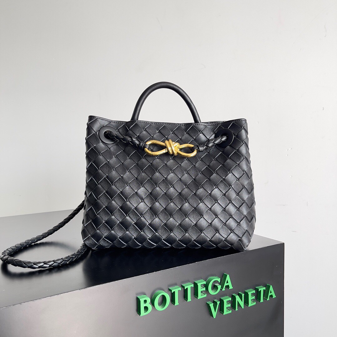 BV的新款Andiamo出货啦‼真的实火Bottega Veneta 本季推出的新款Andiamo编织手袋真的是火遍全球！！海内外明星纷纷上身，奥斯卡影后杨紫琼都带它出街，宋佳、崔雅拉、俞飞鸿、三吉彩花、Rosie Hunting-Whiteley 、吉冈里帆等等都pick过这款的包包，经典百搭很显气质，而且包包容量也很大，日常通勤非常方便！！多种背法，肩带可自己调节，原厂小羊皮手感柔软细腻，中性风格的打造，打破性别界限，带来更实用、更持久的使用体验\n兼具优雅与休闲风格的Andiamo完美诠释“时尚老钱风”\n的本貌 尺寸：.cm EZ