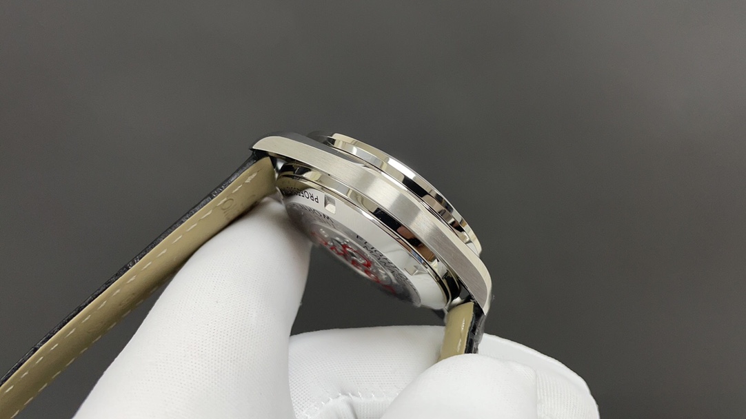 Omega 欧米茄 超霸 42mm 1681机