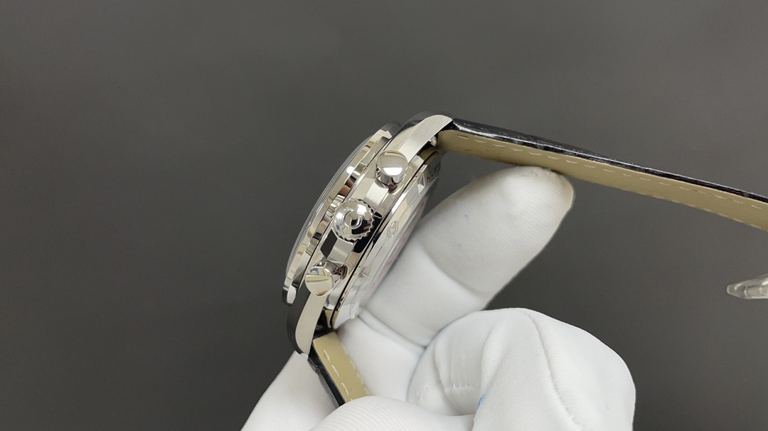 Omega 欧米茄 超霸 42mm 1681机