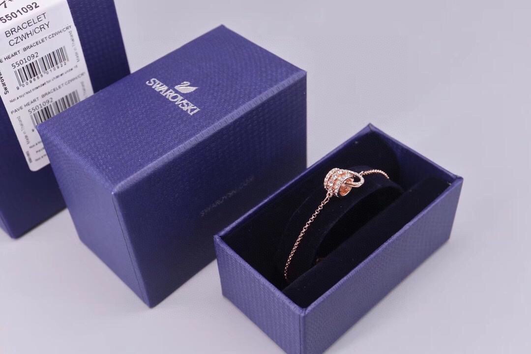swarovski 玫瑰金三钻双环转运珠 手链戴上这款环环相扣的设计以爪链及密镶两种不同的镶嵌方式缀有透 swarovski 玫瑰金三钻双环转运珠 手链戴上这款环环相扣的设计以爪链及密镶两种不同的镶嵌方式缀有透