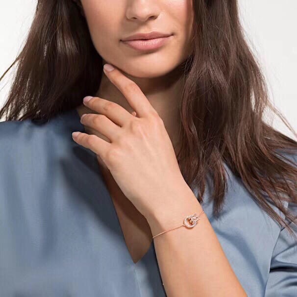 swarovski 玫瑰金三钻双环转运珠 手链戴上这款环环相扣的设计以爪链及密镶两种不同的镶嵌方式缀有透 swarovski 玫瑰金三钻双环转运珠 手链戴上这款环环相扣的设计以爪链及密镶两种不同的镶嵌方式缀有透