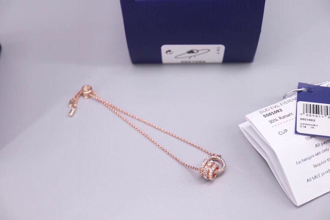 swarovski 玫瑰金三钻双环转运珠 手链戴上这款环环相扣的设计以爪链及密镶两种不同的镶嵌方式缀有透 swarovski 玫瑰金三钻双环转运珠 手链戴上这款环环相扣的设计以爪链及密镶两种不同的镶嵌方式缀有透