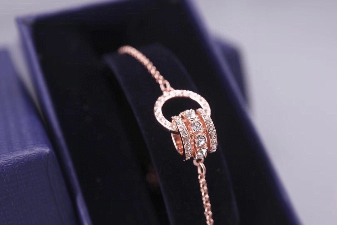 swarovski 玫瑰金三钻双环转运珠 手链戴上这款环环相扣的设计以爪链及密镶两种不同的镶嵌方式缀有透 swarovski 玫瑰金三钻双环转运珠 手链戴上这款环环相扣的设计以爪链及密镶两种不同的镶嵌方式缀有透