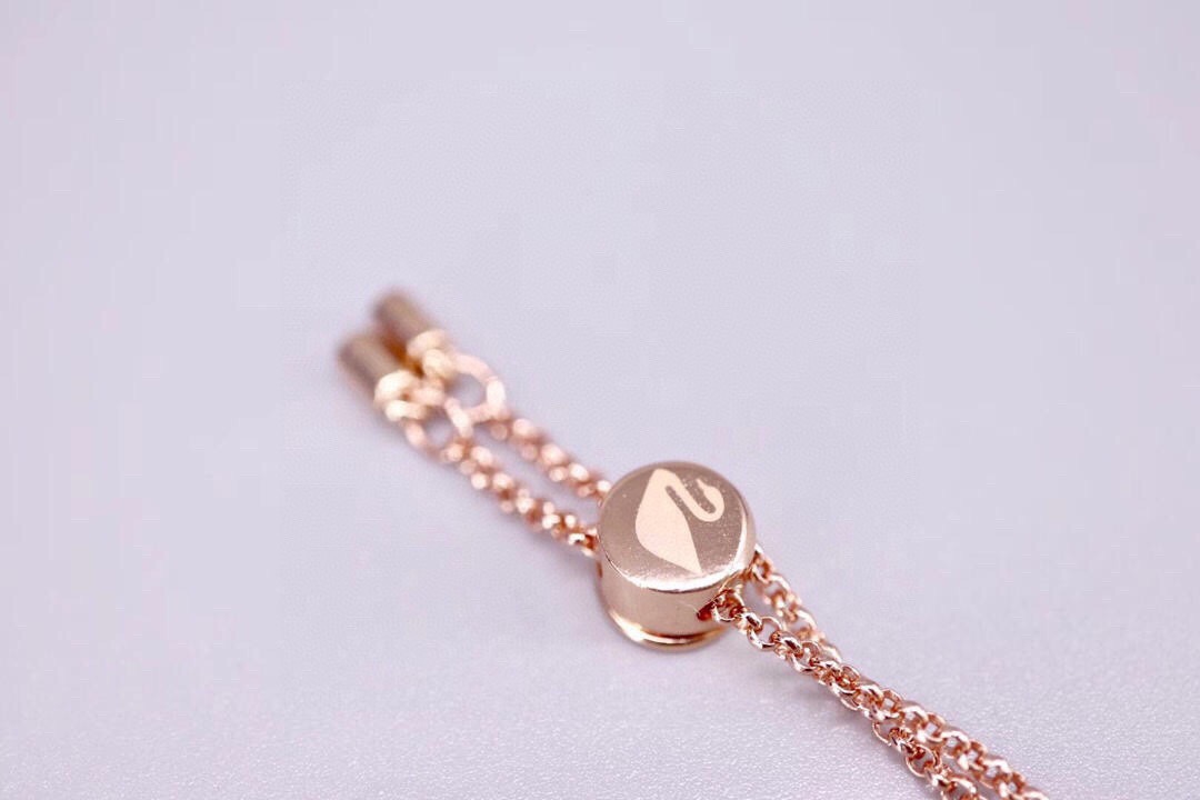 swarovski 玫瑰金三钻双环转运珠 手链戴上这款环环相扣的设计以爪链及密镶两种不同的镶嵌方式缀有透 swarovski 玫瑰金三钻双环转运珠 手链戴上这款环环相扣的设计以爪链及密镶两种不同的镶嵌方式缀有透