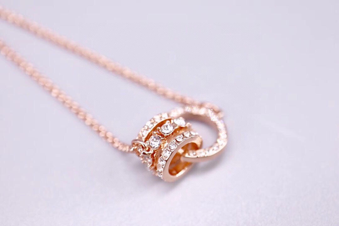 swarovski 玫瑰金三钻双环转运珠 手链戴上这款环环相扣的设计以爪链及密镶两种不同的镶嵌方式缀有透 swarovski 玫瑰金三钻双环转运珠 手链戴上这款环环相扣的设计以爪链及密镶两种不同的镶嵌方式缀有透
