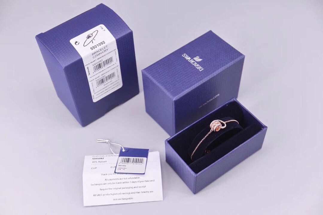 swarovski 玫瑰金三钻双环转运珠 手链戴上这款环环相扣的设计以爪链及密镶两种不同的镶嵌方式缀有透 swarovski 玫瑰金三钻双环转运珠 手链戴上这款环环相扣的设计以爪链及密镶两种不同的镶嵌方式缀有透