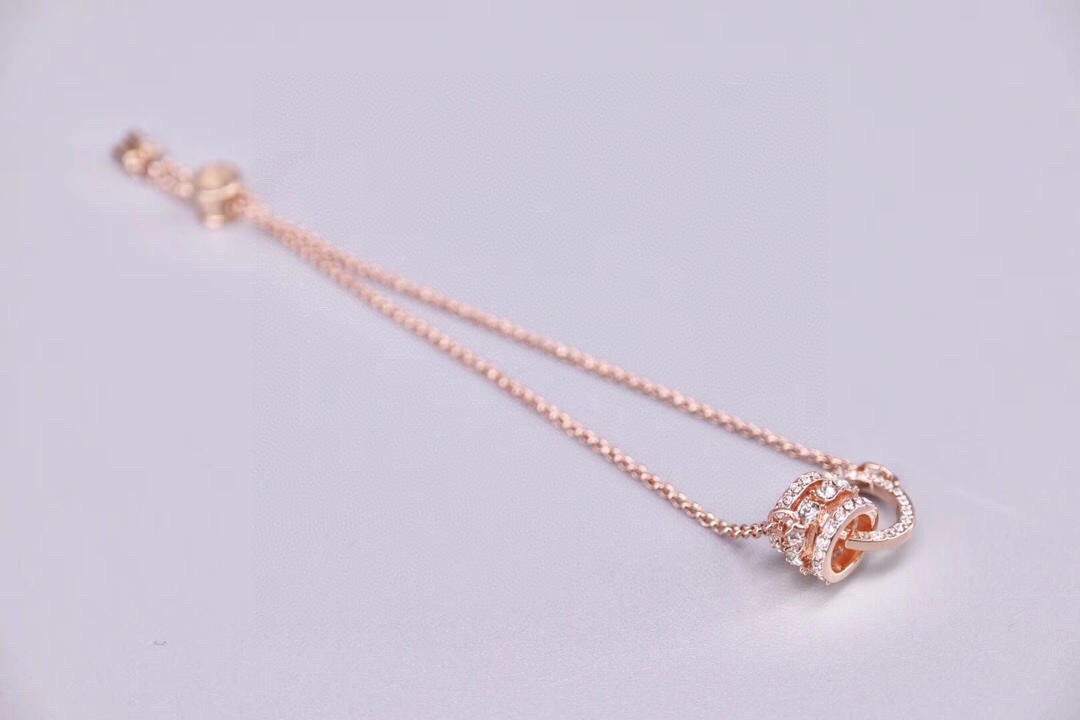 swarovski 玫瑰金三钻双环转运珠 手链戴上这款环环相扣的设计以爪链及密镶两种不同的镶嵌方式缀有透 swarovski 玫瑰金三钻双环转运珠 手链戴上这款环环相扣的设计以爪链及密镶两种不同的镶嵌方式缀有透
