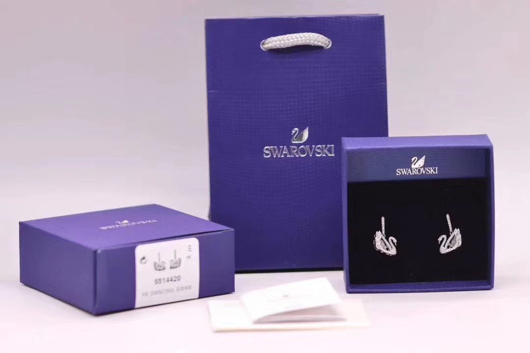施华洛世奇Swaro*ski白天鹅跳动的心耳环这款采用跃动水晶概念一颗大尺寸的白色仿水晶周边缀有大量Sw
