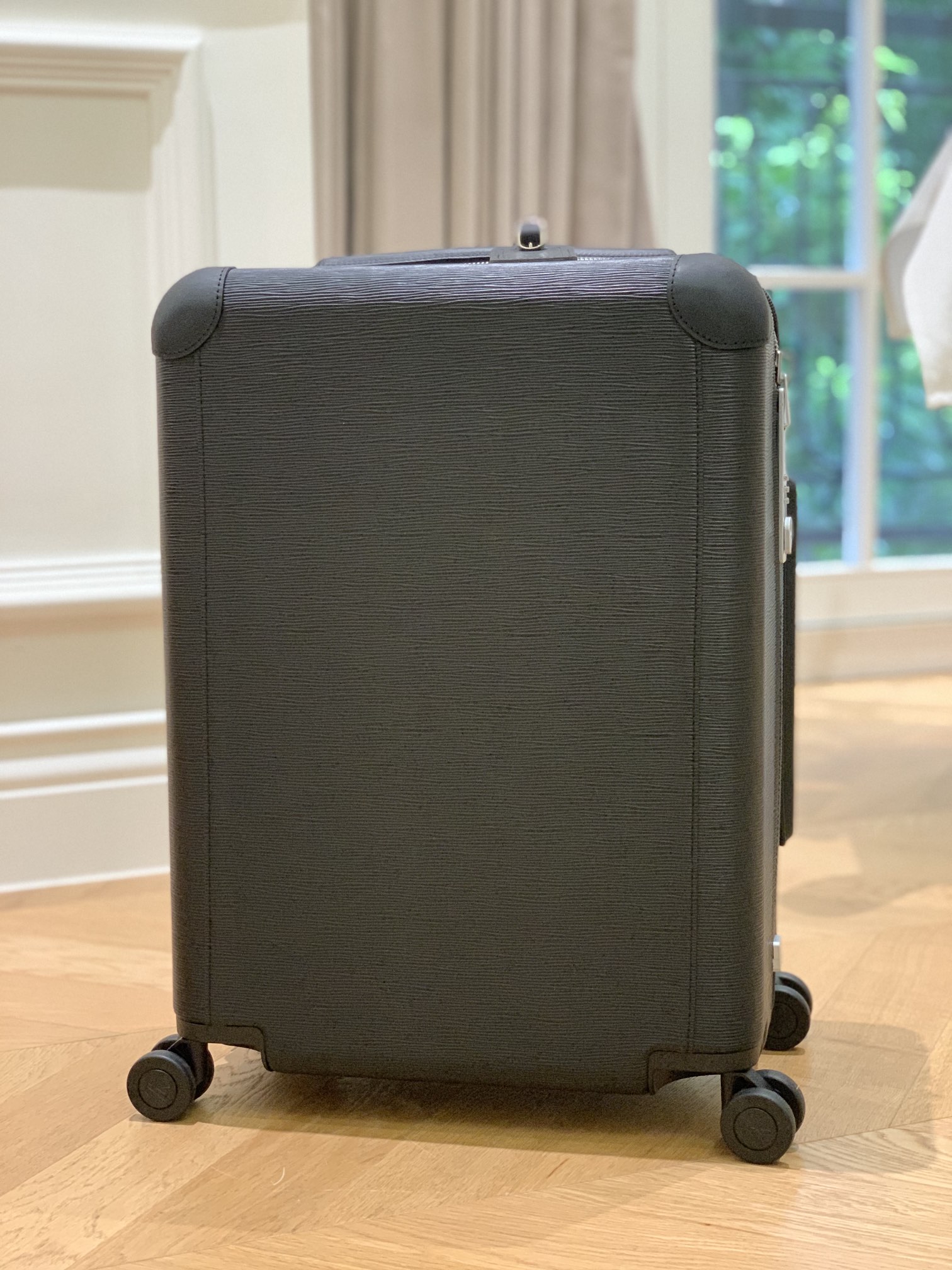 Valise Horizon à Quatre Roues Louis Vuitton, Bagage Cabine de Luxe en Cuir