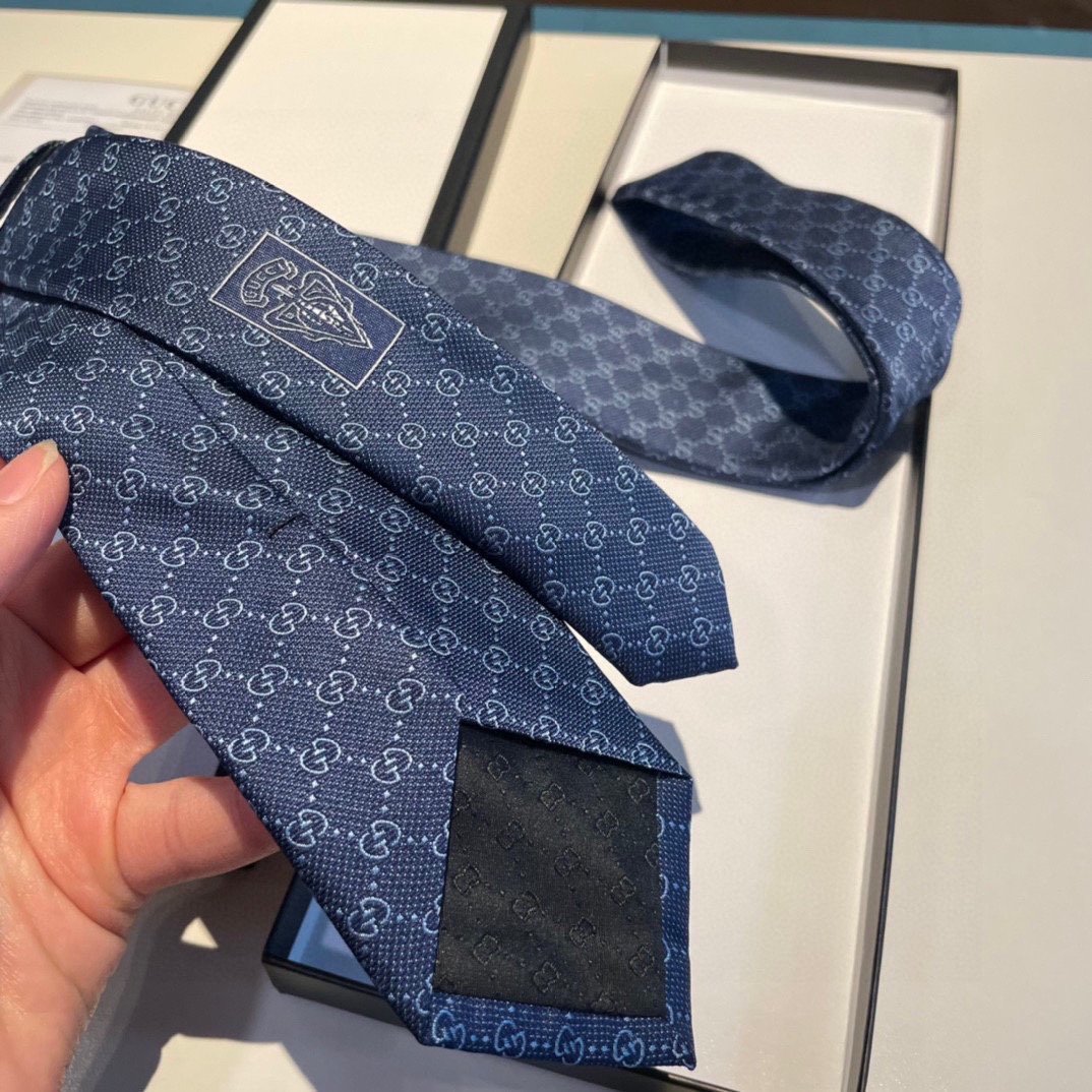 配包装真丝领带通体装饰互扣式G图案点
