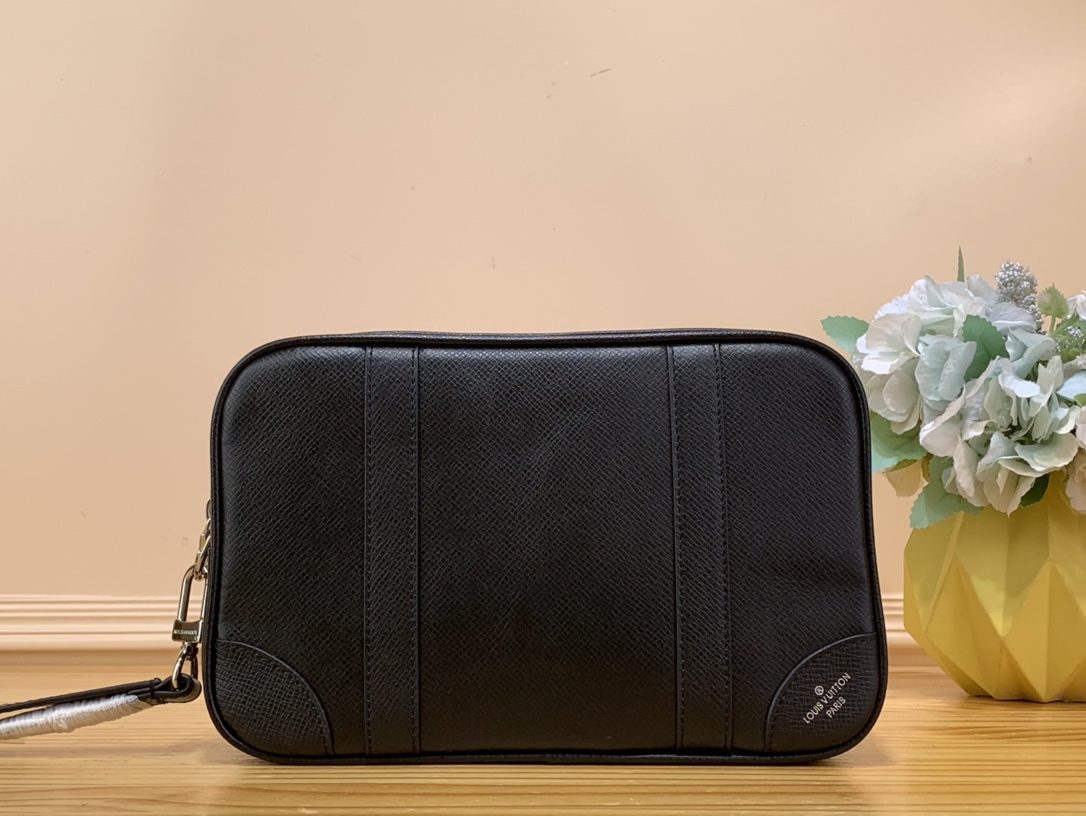 NO:620992,TOP ORIGINAL [OCHETTE KASAI CLUTCH] M30939 Gram (Pebbled) This Kasa pouch is made of Damier Hx graphite canvas with reinforced corners and black leather straps on the front, as well as a zippered back pocket. Its wide zippered opening provides access to three flat pockets and ten card slots. This piece can be worn as a bag or on the wrist with its detachable wrist strap. Dimensions 25 x 15.5 x  6.5 cm. 4015055,,handbag19860909顶级原单【OCHETTE KASAI 手拿包】M30939 克色（荔枝纹） 这款Kasa邮袋由Damier Hx石墨帆布制成,正面有加固的角落和黑色皮革带,以及拉链后袋.其宽大的拉链开口可以进入三个扁平口袋和十个卡槽.这件作品可以作为袋子佩戴,也可以通过其可拆卸的腕带戴在手腕上. 尺寸25 x 15.5 x 6.5 cm. 4015055,,handbag,Bag