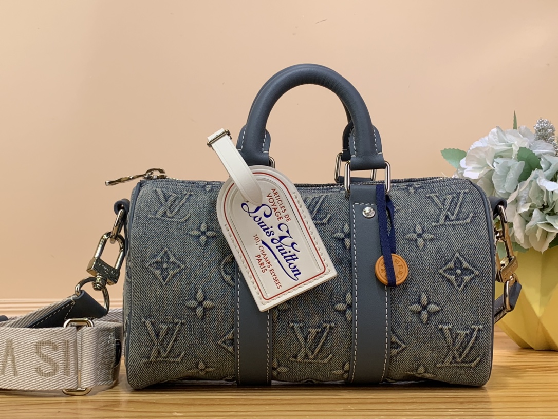 NO:551079,Top original item [KEEALL BANDOULIRE 25 handbag] m22762 denim This Keeall Bandoulière 25 handbag shows the vintage texture of Monogram Washed Demin canvas. The Monogram pattern is outlined with embossing and hand-painting techniques, as if it were a faded denim that has been baptized by time. It is paired with a retro-style nameplate and a detachable and adjustable shoulder strap. Size 25 x 15 x 11  cm.6017075,19860909顶级原单【KEEALL BANDOULIRE 25 手袋】 m22762 牛仔 本款 Keeall Bandoulière 25 手袋展现 Monogram Washed Demin 帆布的古着质感,先后以压印和手绘工艺勾勒 Monogram 图案,仿佛一袭经过时间洗礼的褪色丹宁,搭配复古风格名牌和可拆卸并调节的肩带. 尺寸 25 x 15 x 11 cm.6017075,,Bag