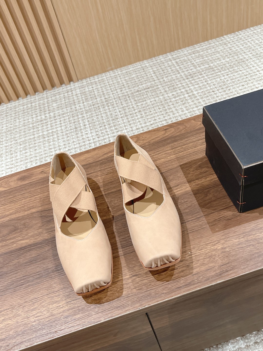 NO:259252,【官网】. Heel #Uma Wang Dark Ballet Shoes Brand of the same name Uma Wang is the first Chinese designer brand to enter the official schedule of Milan Fashion Week. Today, Uma Wang has almost become the standard equipment for major overseas pioneer fashion buyers. The upper is made of fully vegetable tanned leather embryo hand-painted color. The roller is 