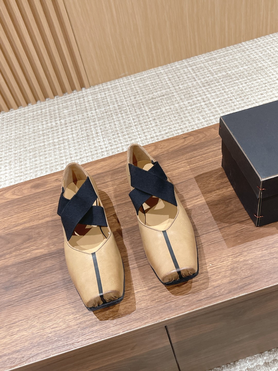 NO:259250,【官网】. Color block #Uma Wang Dark Ballet Shoes Brand of the same name Uma Wang is the first Chinese designer brand to enter the official schedule of Milan Fashion Week. Today, Uma Wang has almost become the standard equipment for major overseas pioneer fashion buyers. The upper is made of fully vegetable tanned leather embryo hand-painted color. The roller is 