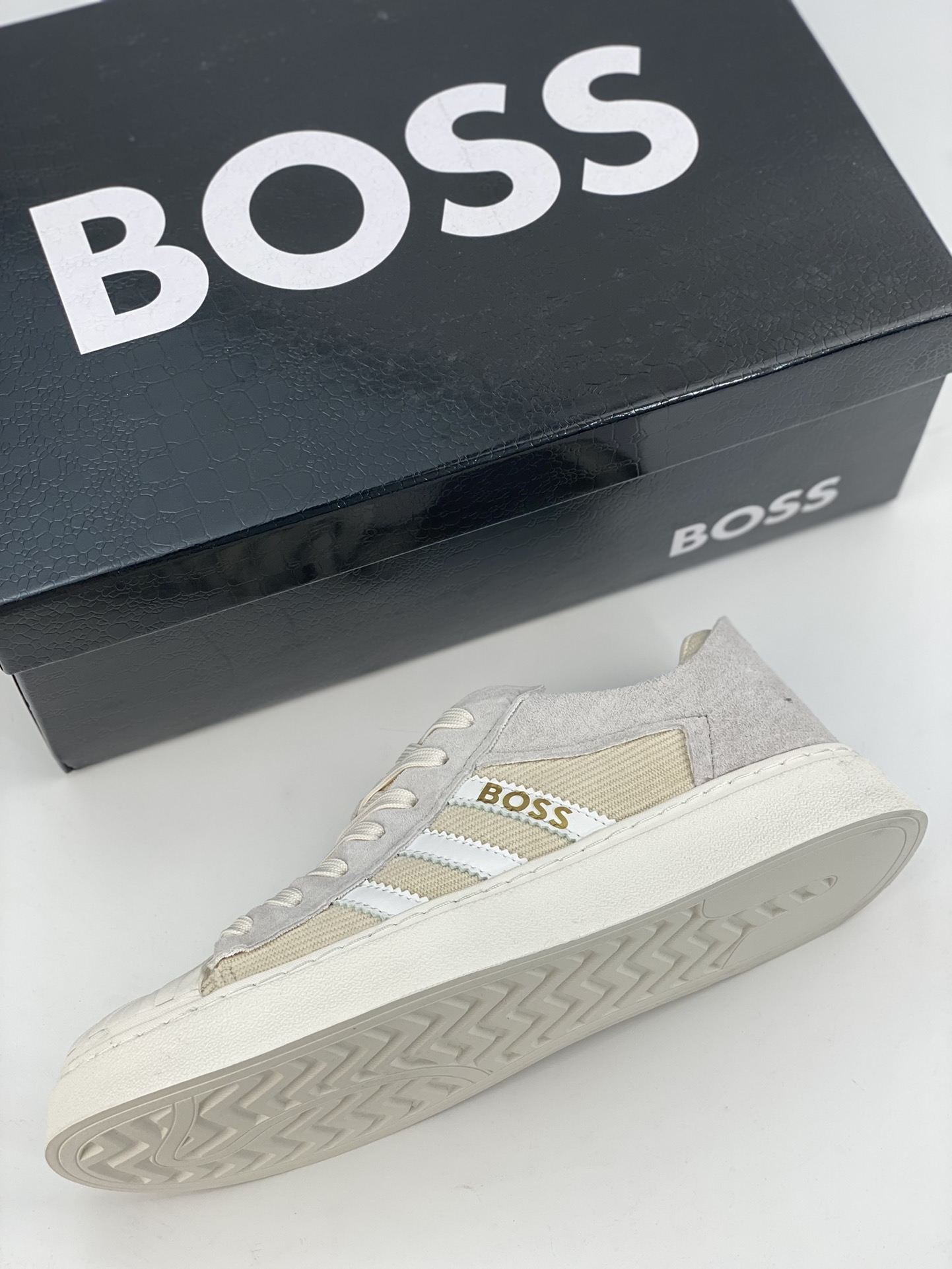 BOSS - Hugo Boss German high-end brand counters sync new styles