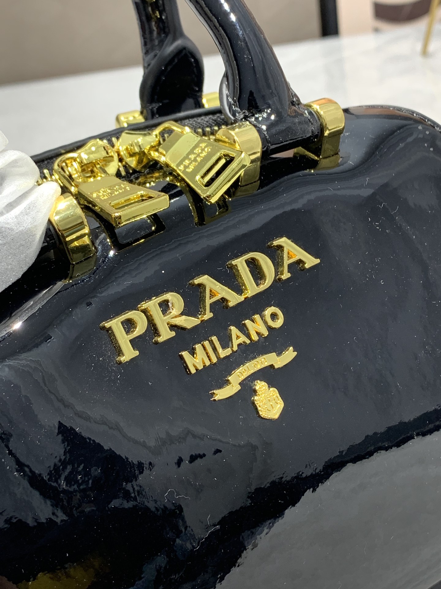 420 小可爱枕头包头层牛皮压漆普拉达《PRADA》 采用进口牛皮制做