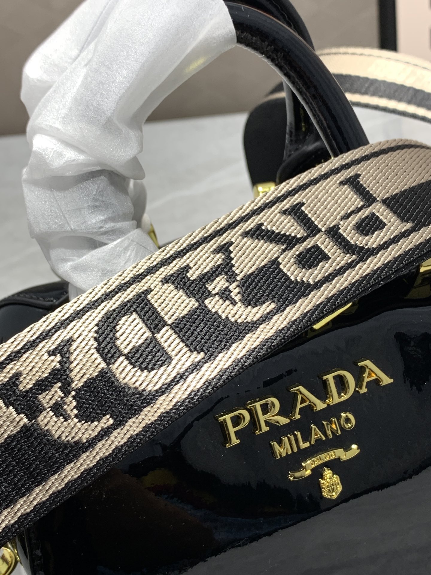 420 小可爱枕头包头层牛皮压漆普拉达《PRADA》 采用进口牛皮制做