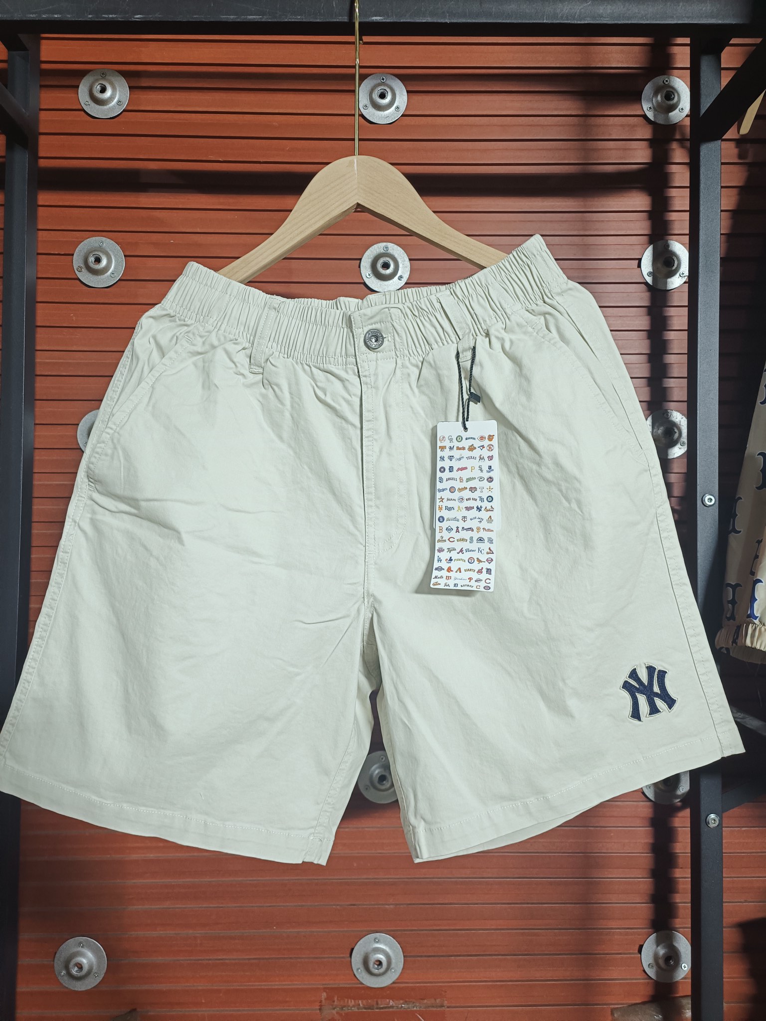 本地自取180 放店100
MLB纽约洋基队梭织小标短裤 
尺码s m L xL 2xl 3xl