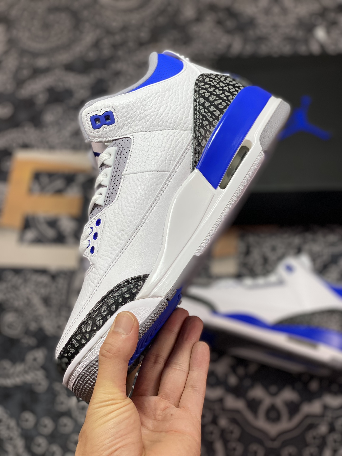 The preferred original grade is similar to ”Lightning, 3 ”aj” Michael Jordan 3rd generation mid-top retro casual sports culture basketball shoes 8532-145