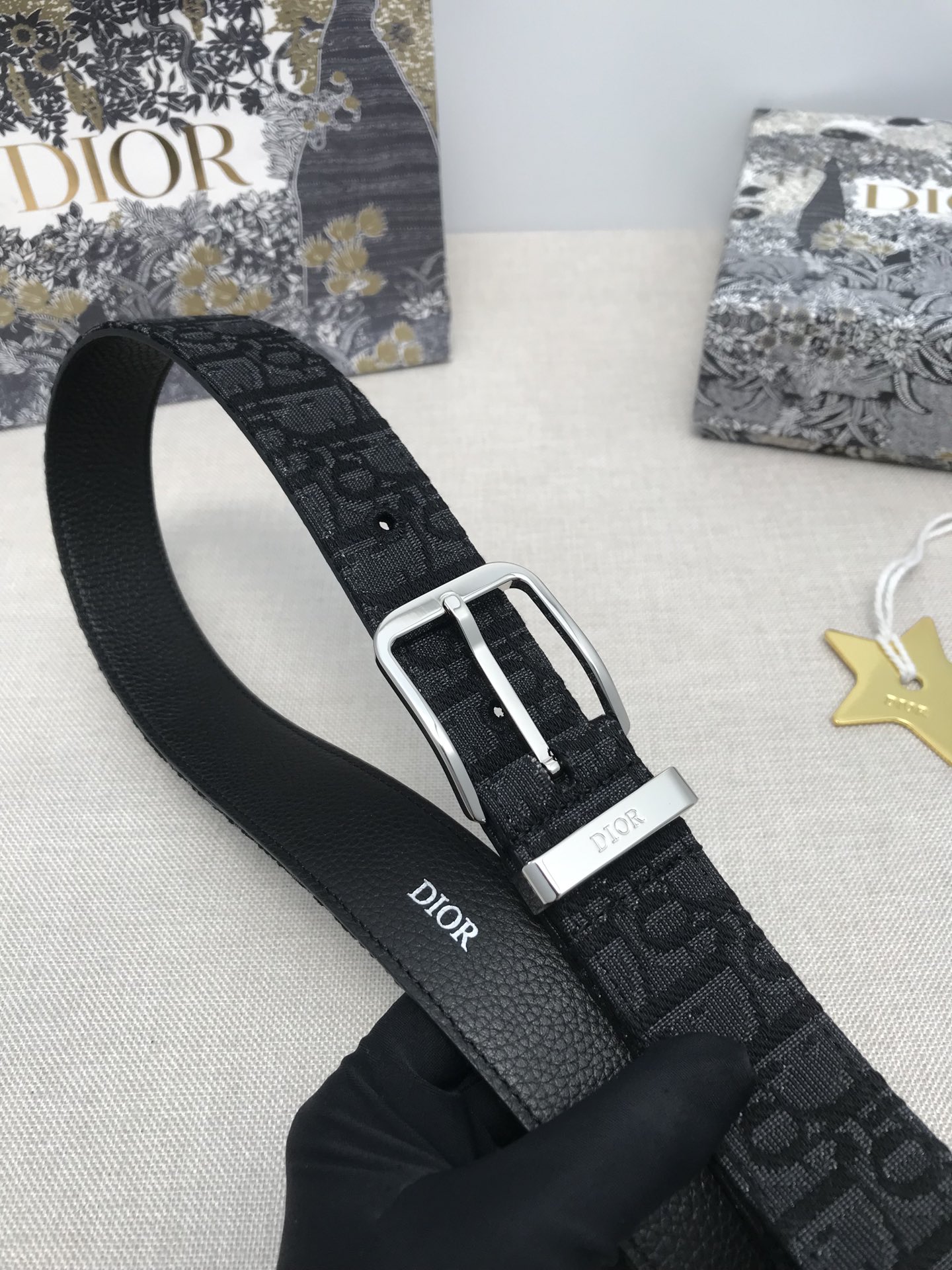 品牌迪奥这款35毫米腰带饰以米色和黑