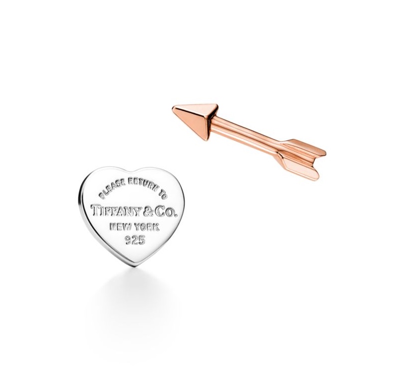 NO:103683,The design of the Return to Tiffany series is inspired by a keychain launched by Tiffany in 1969, known for its iconic pendant. These exquisite studs combine the iconic sterling silver heart-shaped design with 18K rose gold arrow shape to complement each other. The metal material is paired with a unique look to highlight the striking style. Tiffany studs, tiffany, keychain, pure silver19860909Return to Tiffany 系列的设计灵感源自蒂芙尼 1969 年推出的一款钥匙扣,以其标志性的吊饰而闻名.这款精致耳钉将标志性纯银心形设计与 18K 玫瑰金箭头造型巧妙融合,相得益彰.金属材质搭配别致造型,彰显醒目风格.,蒂芙尼耳钉,tiffany,keychain,pure silver,Jewelry