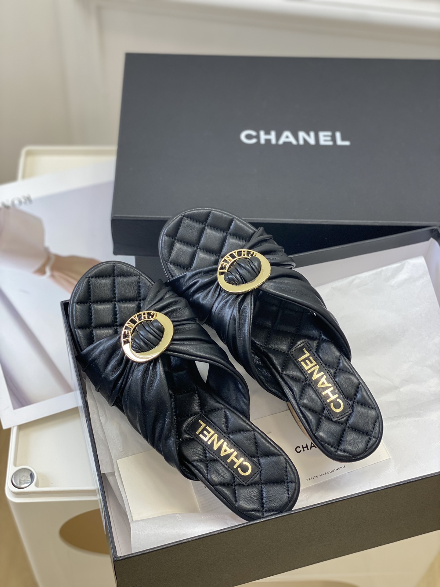 Chanel23c新品圆扣凉鞋！拖鞋