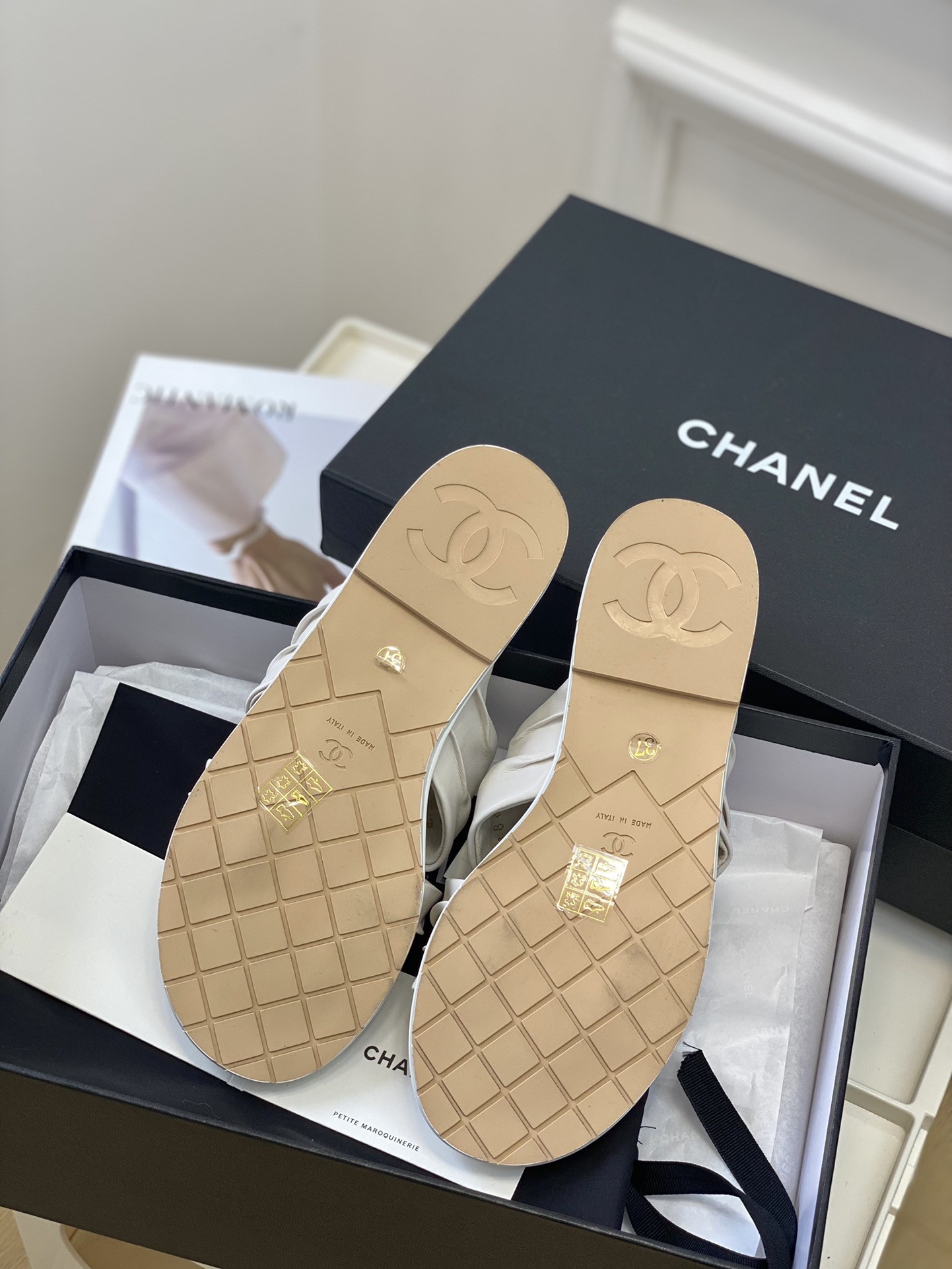 Chanel23c新品圆扣凉鞋！拖鞋