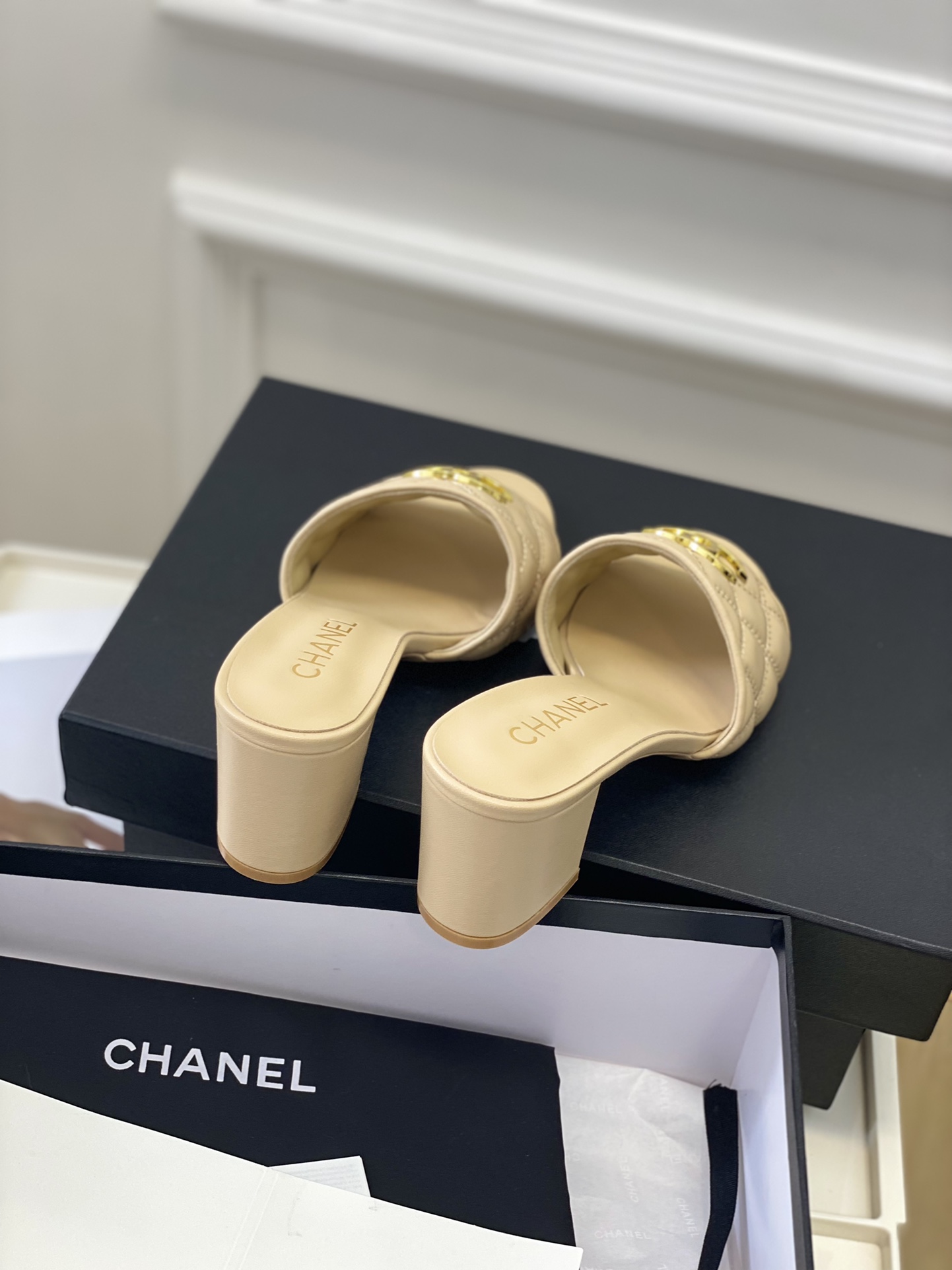 Chanel23c春夏新品菱格拖鞋！