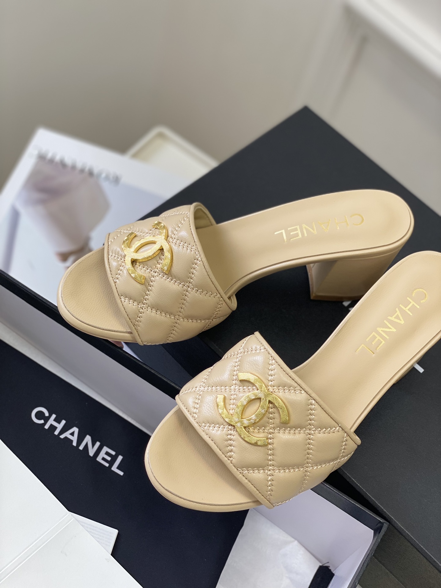 Chanel23c春夏新品菱格拖鞋！