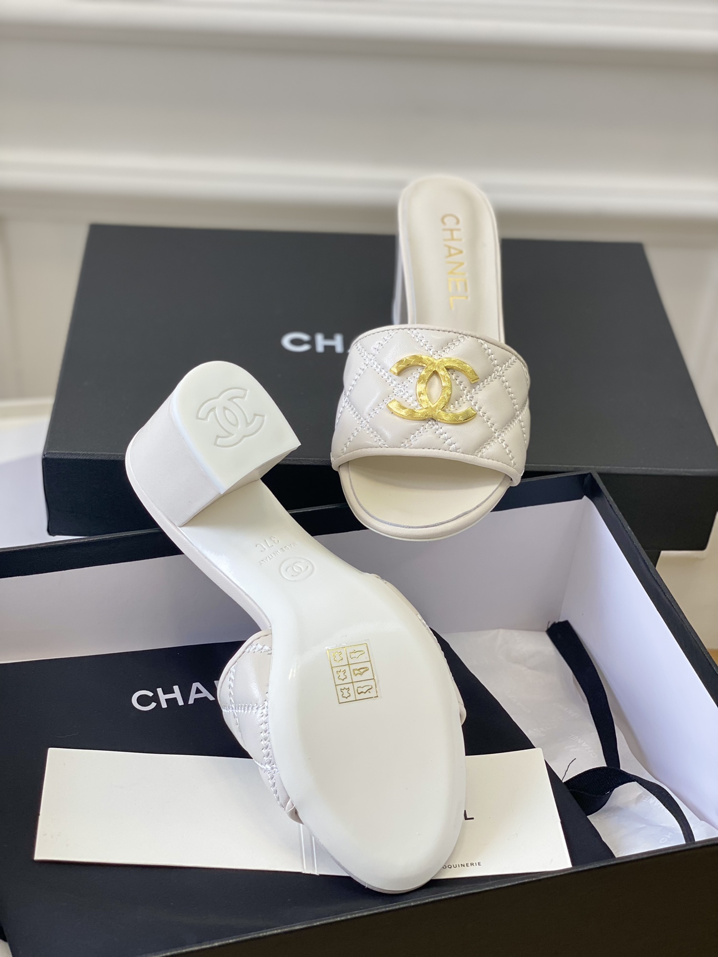 Chanel23c春夏新品菱格拖鞋！