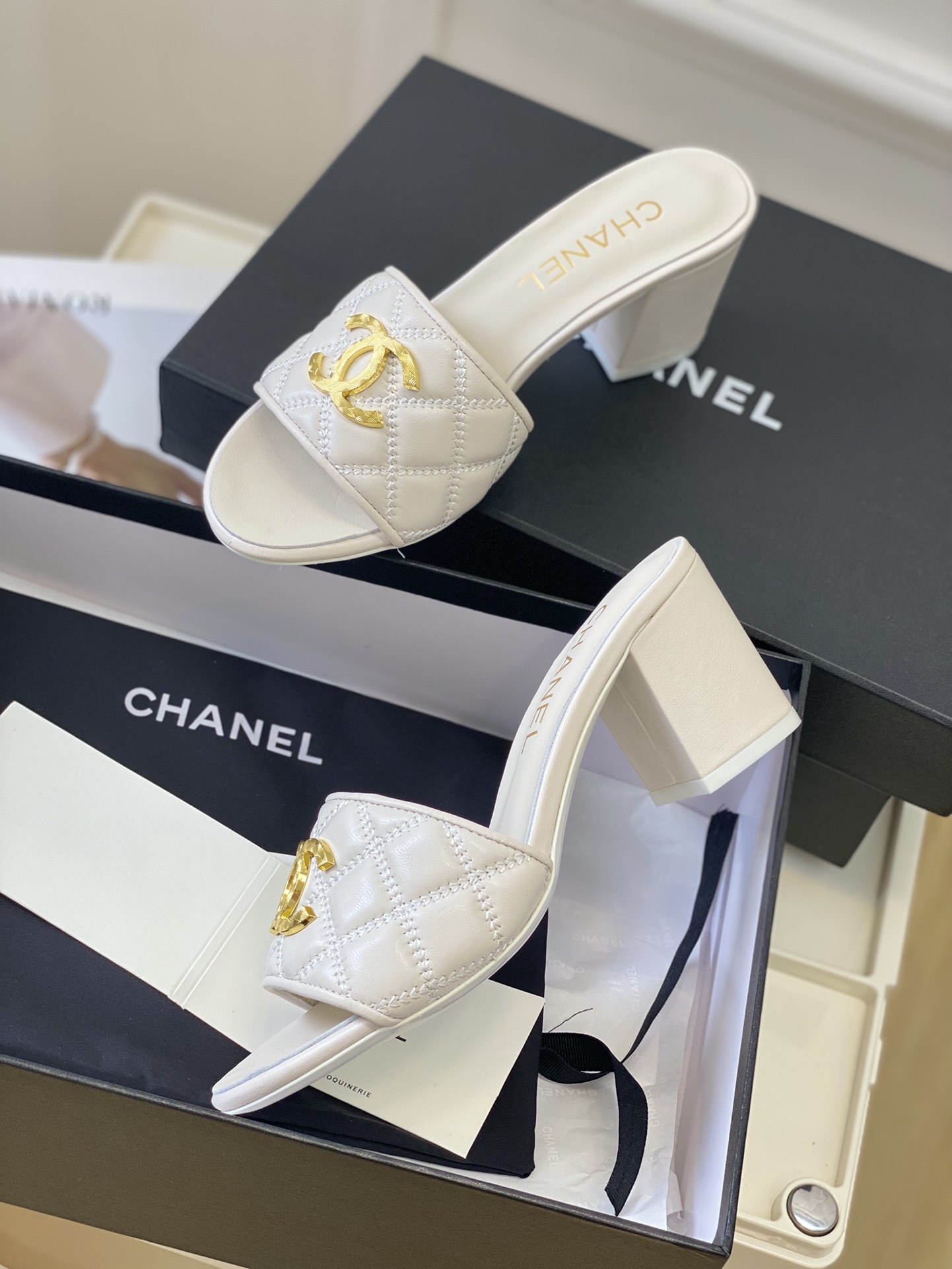 Chanel23c春夏新品菱格拖鞋！