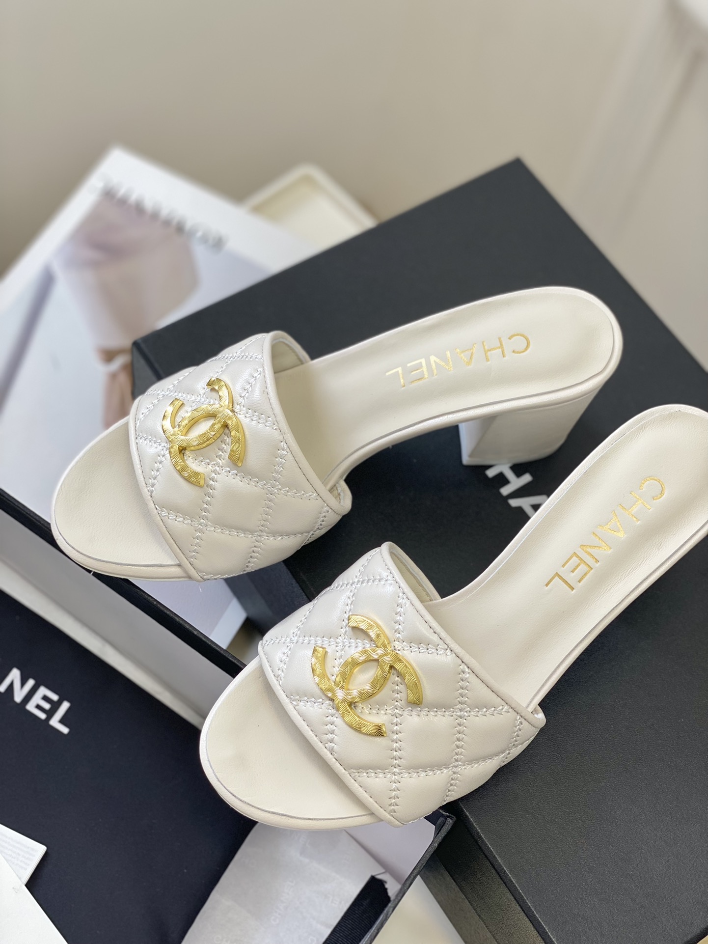 Chanel23c春夏新品菱格拖鞋！