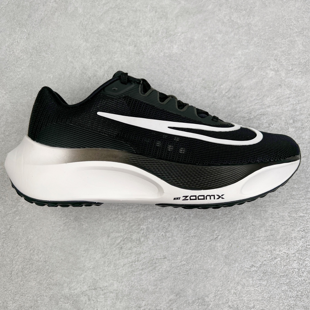 💰200 ＃纯原 NK Zoom Fly 5 马拉松长跑运动休闲缓震碳板跑步鞋 黑白 DM8968-001 独家开模内嵌全掌铲形真碳板.如拆解发现非碳板可假一罚十.（非市面上通货TPU塑料板或纸板之类）.鞋底窗口可见zoomx粘接料.非通货使用的纹路雕刻而成.外围搭載轻量级SR02泡棉载体.中底ZoomX泡棉.鞋面采用轻盈网眼设计.鞋垫与原厂一致采用zoomX废料粘接而成.鞋盒.合格证.纸吊牌.三标齐全. 尺码：39 40 40.5 41 42 42.5 43 44 44.5 45 编码：Pby2936070-运动鞋