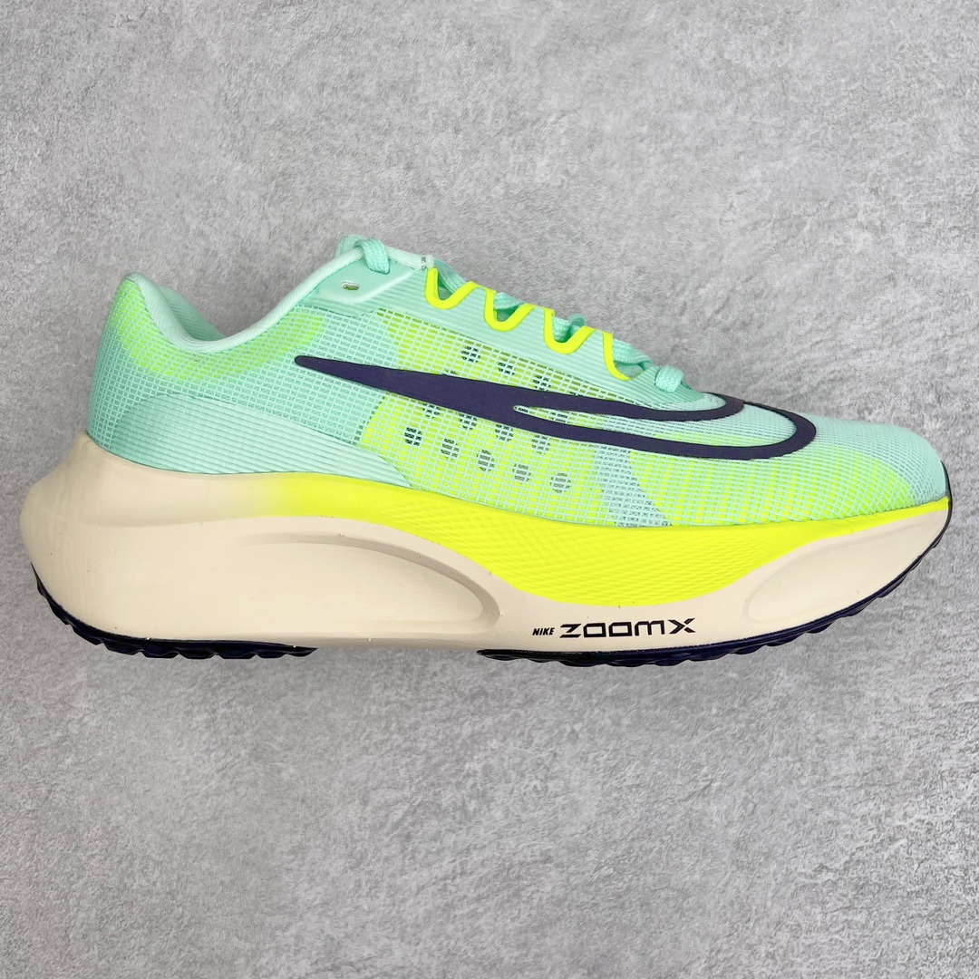 💰200 ＃纯原 NK Zoom Fly 5 马拉松长跑运动休闲缓震碳板跑步鞋 绿黑 DM8968-300 独家开模内嵌全掌铲形真碳板.如拆解发现非碳板可假一罚十.（非市面上通货TPU塑料板或纸板之类）.鞋底窗口可见zoomx粘接料.非通货使用的纹路雕刻而成.外围搭載轻量级SR02泡棉载体.中底ZoomX泡棉.鞋面采用轻盈网眼设计.鞋垫与原厂一致采用zoomX废料粘接而成.鞋盒.合格证.纸吊牌.三标齐全. 尺码：39 40 40.5 41 42 42.5 43 44 44.5 45 编码：Pby2936070-运动鞋