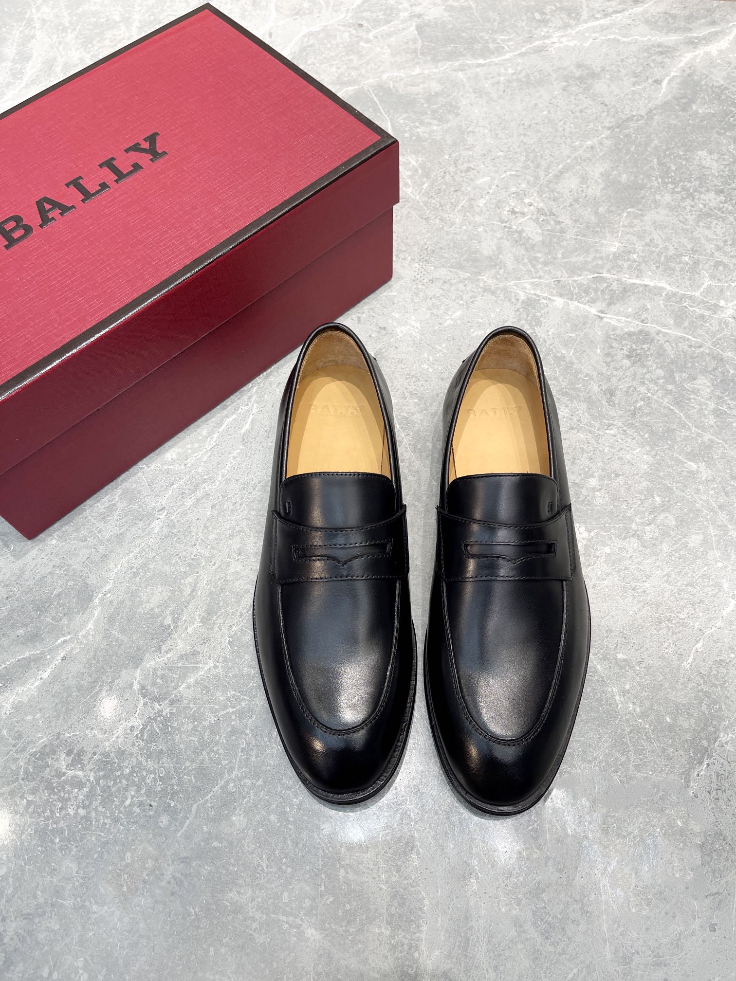 Yuan Nuevos zapatos casuales clásicos de cuero de Bally. Exquisita costura a mano. Los detalles de elaboració…