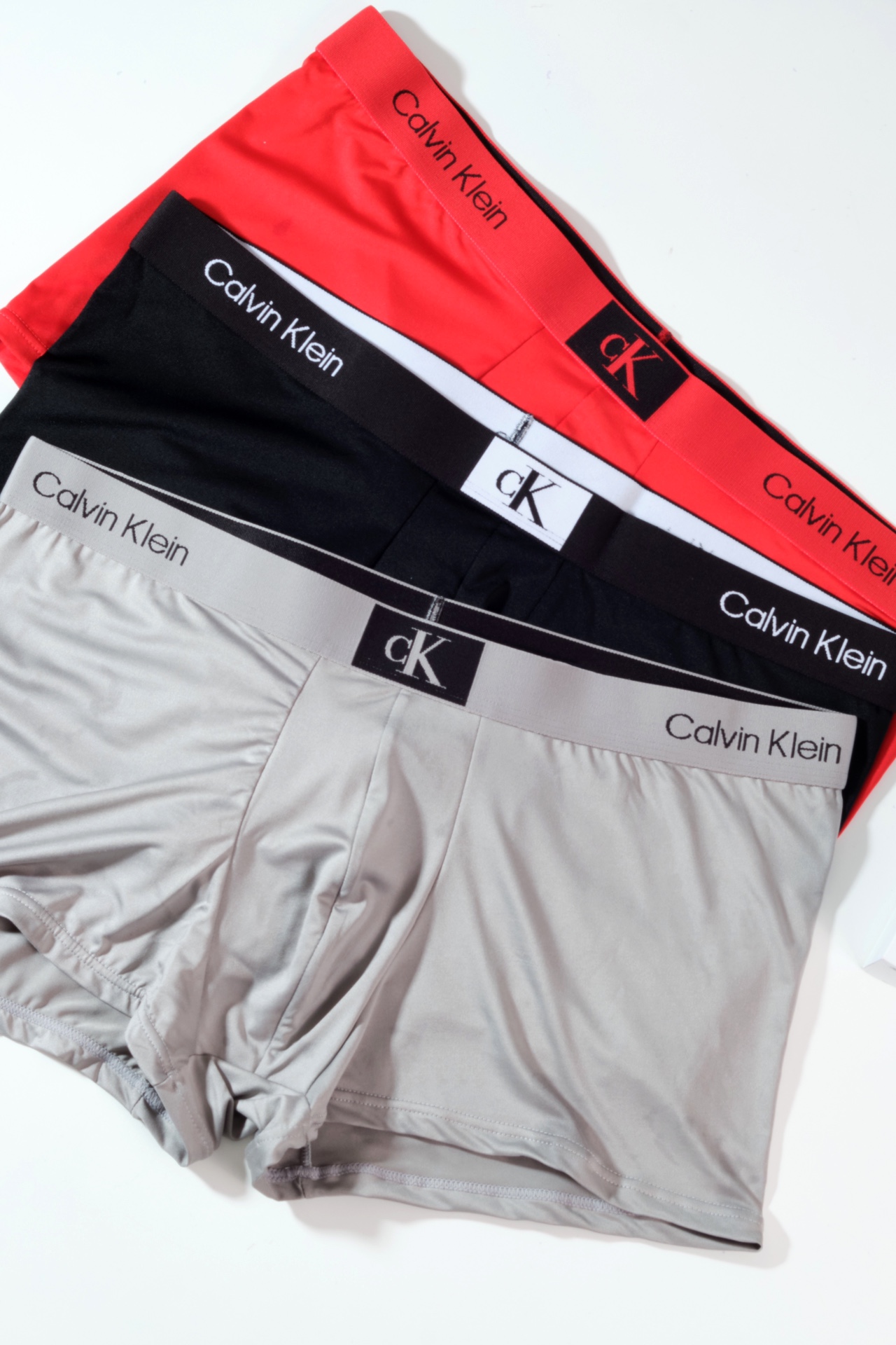 官网一组三条600+ 高质量的原品，奢品制作工艺。女生买来送老公、送父亲再好不过了。内裤作为「私密部位」