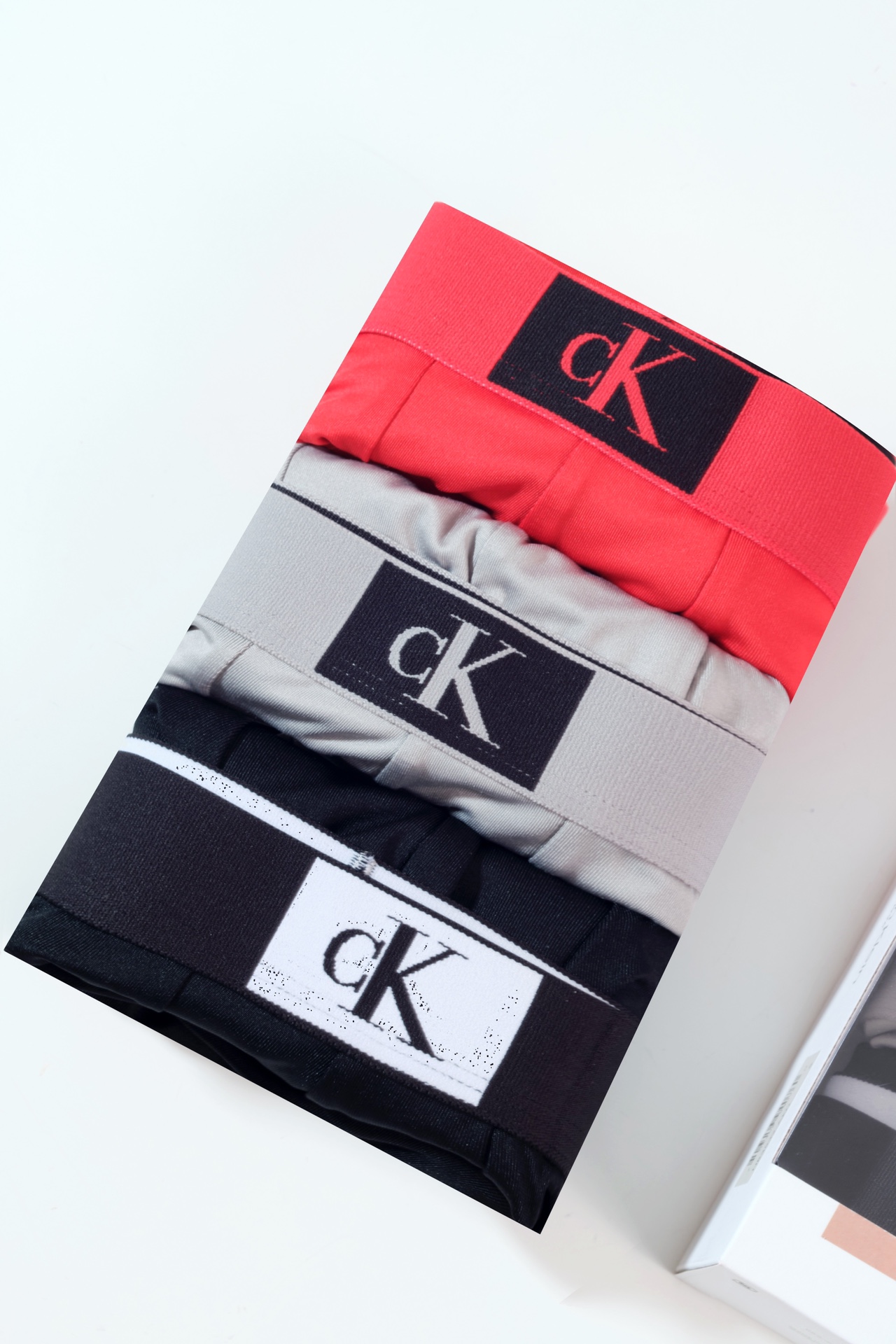 官网一组三条600+ 高质量的原品，奢品制作工艺。女生买来送老公、送父亲再好不过了。内裤作为「私密部位」