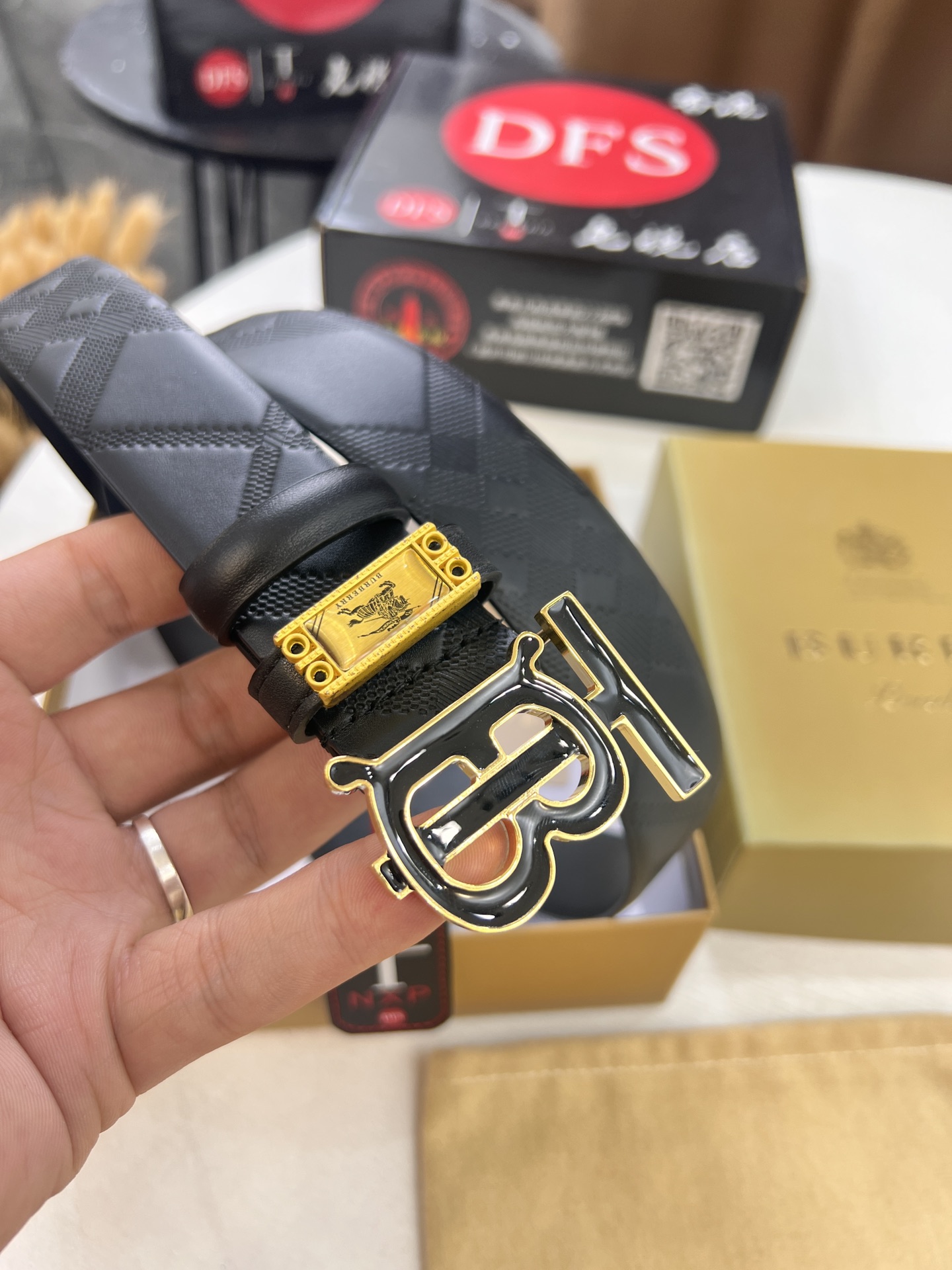 顶级原厂腰带香港免税T礼盒 (NXP吊牌感应可识别官网 正版防伪芯片) 新款B字 穿精钢打造 大厂精电镀五金 巴宝莉皮带-Top High Quatity Cheap Sneakers Fashion Clothing Clothes Bags handbags Shoes of all Brand wholesale With The best Quality And Beautiful Price from China Factory Chinese suppliers wholesaler seller 顶级原厂腰带香港免税T礼盒 (NXP吊牌感应可识别官网 正版防伪芯片) 新款B字 穿精钢打造 大厂精电镀五金 巴宝莉皮带