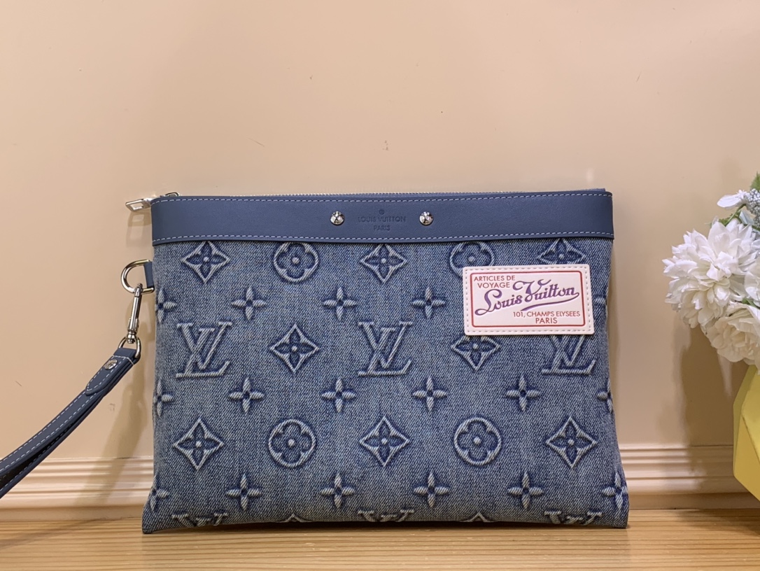 NO:551080,Top original item [ochette To-Go clutch] m82313 Denim Like the vintage jeans of the 70s, this ochette To-Go is made of Monogram washed denim canvas with a faded denim look, Monogram embossed and then highlighted in dark blue. It is signed with the 'Louis Vuitton' label and inspired by designs from the archives. Dimensions 30 x 21.5 x 1 cm 3814548, louis vuitton, jeans19860909顶级原单【ochette To-Go 手包】 m82313 牛仔 就像70年代的复古牛仔裤一样,这款ochette To-Go采用Monogram水洗牛仔帆布,具有褪色的牛仔外观,Monogram浮雕,然后以深蓝色突出显示.它与“路易威登”标签签约,灵感来自档案馆的设计. 尺寸30 x 21.5 x 1 厘米 3814548,,louis vuitton,jeans,Bag