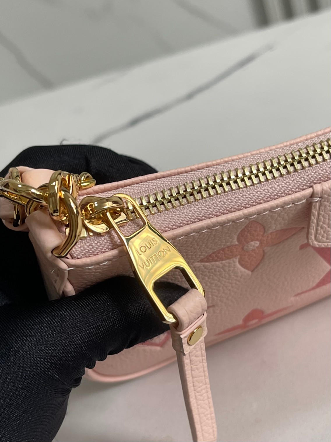 顶级原单独家实拍M80349粉色全皮麻将包系列M82346本款EasyPouch手袋出自LVGradie