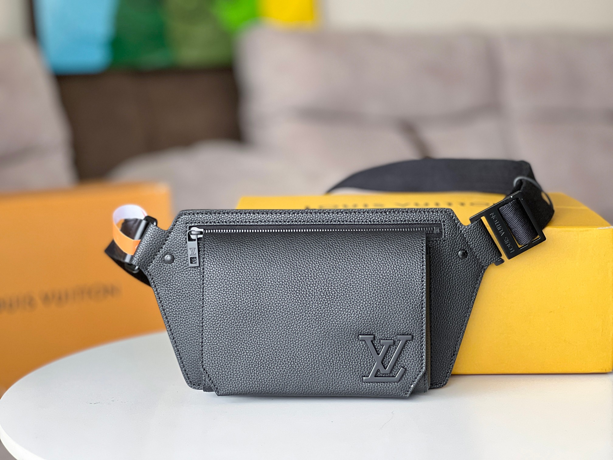 NO:200925,The original single M57081 counter is brand new. Aerogram single shoulder chest bag is made of delicate grain calfskin and a minimalist design, allowing trendy people to free their hands. It is matched with metal LV logo and shoulder straps derived from the brand's traditional hard box. The obtuse angle flap and magnetic buckle open the full main compartment, and the zipper bag adds another layer of protection. Size 30 x 16 x 3 cm, LV [top original single], louis vuitton, cowhide19860909原单M57081专柜全新 Aerogram 单肩胸包以细腻粒面小牛皮塑造极简设计,令潮流人士解放双手,搭配金属 LV 标识和源自品牌传统硬箱的肩带.钝角翻盖和磁扣开启充裕主隔层,拉链袋再添一重保护. 尺寸30 x 16 x 3 厘米,LV【顶级原单】,louis vuitton,cowhide,Bag