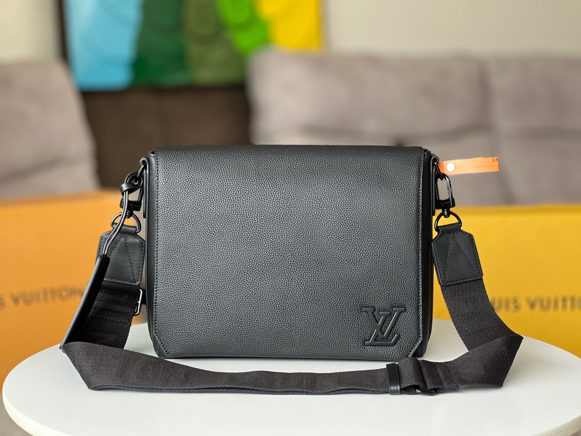 NO:200676,Original list【AEROGRAM Postman Pack】M57080 (g mark) LVAerogram Messenger's minimalist design highlights the greatest style. The gorgeous calfskin combined with subtle signatures are like a customizable label that reminisces stamps on old-fashioned airmail. Protected flap with precision cut corners, it's ideal for carrying phones, tablets or files, while the zippered back pocket keeps valuables safe. Size 30.5*24*10 cm, LV【Top Original List】, louis vuitton, cowhide19860909原单【AEROGRAM 邮差包】M57080（克标）LVAerogramMessenger的极简设计彰显了最大的风格.华丽的小牛皮与微妙的签名相结合,就像一个可定制的标签,让人想起老式航空邮件上的邮票.保护的皮瓣与精密削减角落,它的理想携带电话,平板电脑或文件,而拉链后口袋保持贵重物品的安全. 尺寸30.5*24*10厘米,LV【顶级原单】,louis vuitton,cowhide,Bag