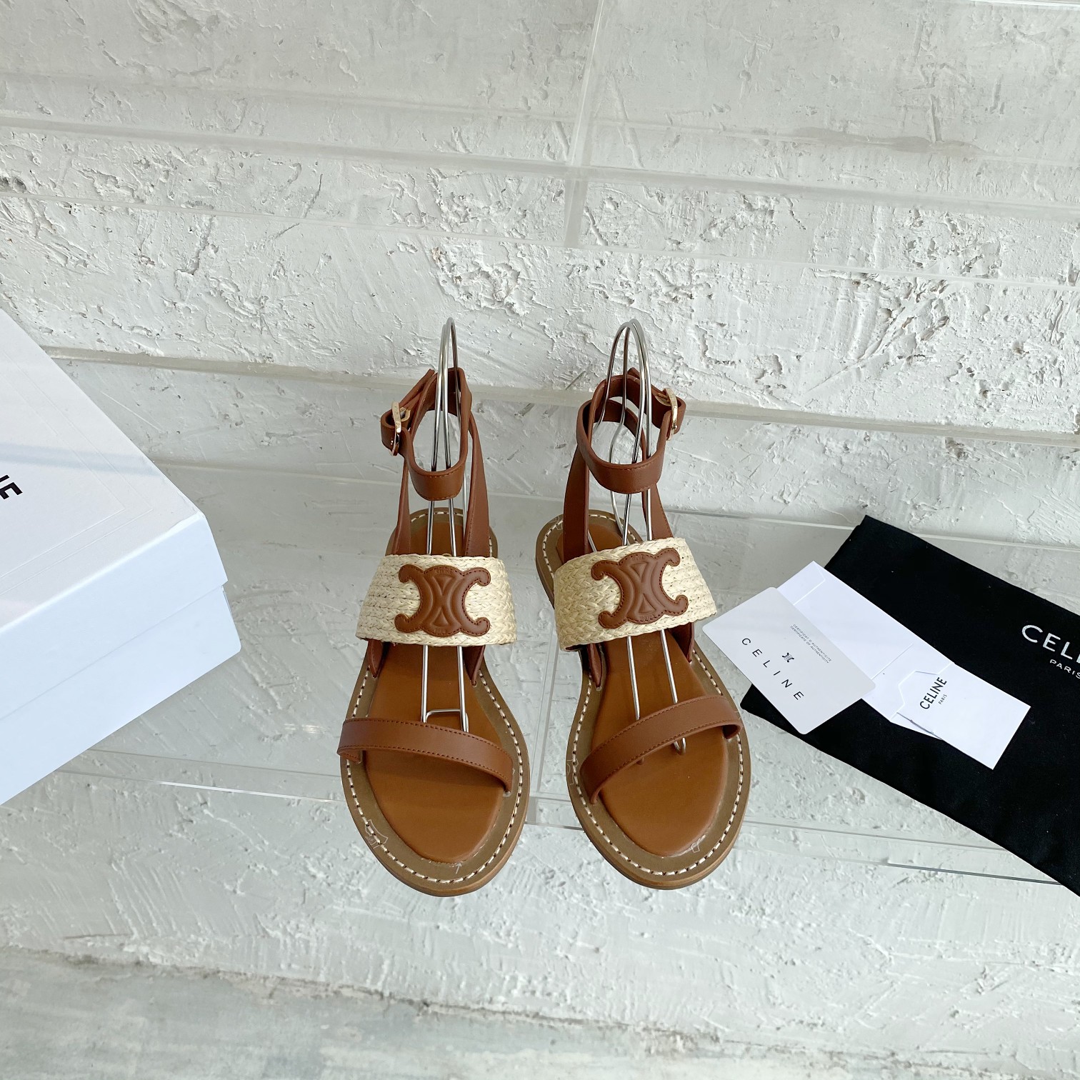 NO:263526,CELINE 2025 summer new hot Arc de Triomphe British style flat sandal slippers Simple, elegant and fashionable, unpredictable, it is a classic that never fades away in the fashion circle, retro British style, extraordinary temperament Original hand-woven surface, genuine leather edges, raw glue outsole Size 35-40, sandals, celine, sandals, slippers19860909CELINE思琳2025夏新款爆款凯旋门英伦风平底凉鞋拖鞋 简约大气时髦,耐看不过时,是时尚圈永不退潮的经典所在,复古的英伦风格,气质非凡 原版手工编织面 真皮沿条包边 生胶大底 码数35-40,凉鞋,celine,sandals,slippers,Women's Shoes