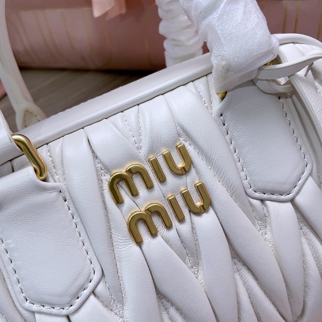BB123MiuMiu新品toopretty保龄球手袋采用进口小羊皮经典品牌标志性Matelasse纹理