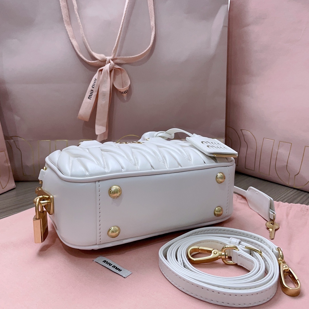 BB123MiuMiu新品toopretty保龄球手袋采用进口小羊皮经典品牌标志性Matelasse纹理