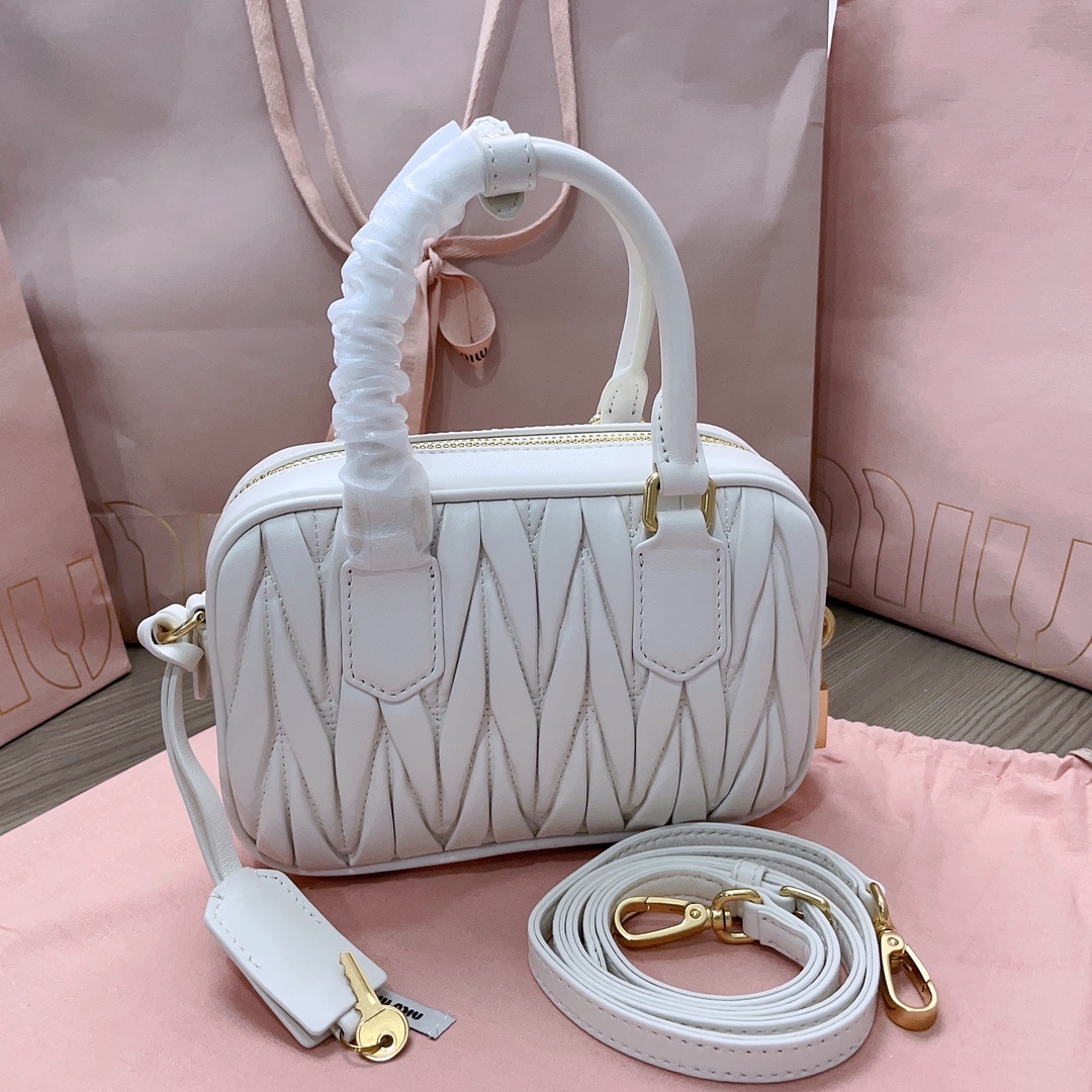 BB123MiuMiu新品toopretty保龄球手袋采用进口小羊皮经典品牌标志性Matelasse纹理