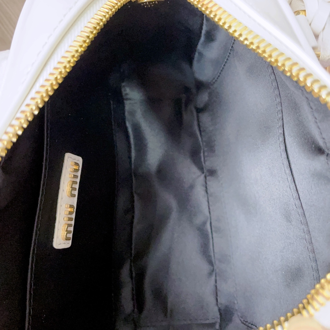 BB123MiuMiu新品toopretty保龄球手袋采用进口小羊皮经典品牌标志性Matelasse纹理